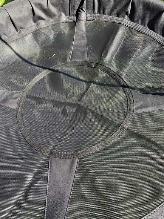 Close-up van de zitting van een zwarte nestschommel met een rond, fijnmazig net in het midden.