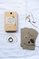 FynBosch Design Bloemen Pers Ketting Goud Groot Rond - DIY - Sieraden maken voor volwassenen - Maak je eigen Bloemen Hanger- Sierraden - A6 Pocket Flower Press - Bloemen Drogen - 14K Goldfilled Necklace - Herbarium