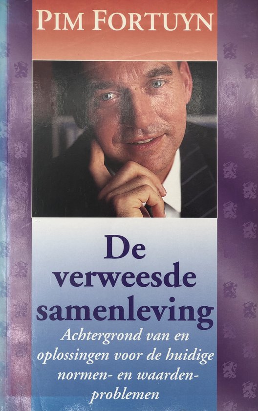 Boekomslag van "De verweesde samenleving" door Pim Fortuyn. Toont een portret van een man in een gestreept pak en een wit overhemd, leunend op zijn hand.
