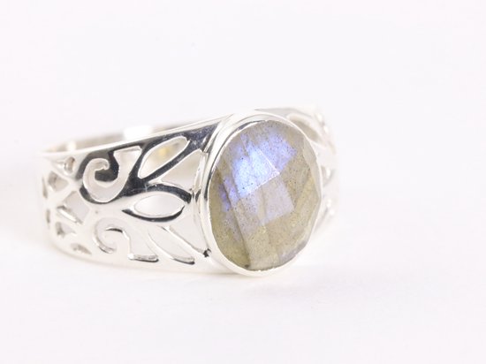 Opengewerkte zilveren ring met gefacetteerde labradoriet - maat 17
