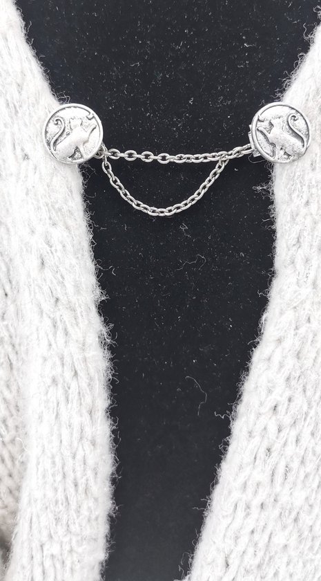 Vestsluiting - clip met dubbel ketting - Kat vangen vlinder - voor - vest - sjaal - omslagdoek in kleur antiek zilver look.