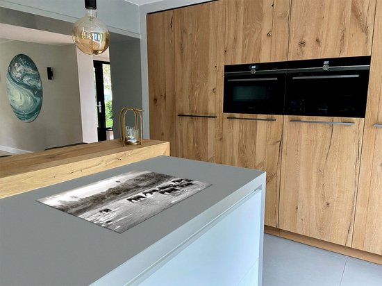 Chefcare Inductie Beschermer Kudde Olifanten in het Water - Zwart Wit - 75x55 cm - Afdekplaat Inductie - Kookplaat Beschermer - Inductie Mat