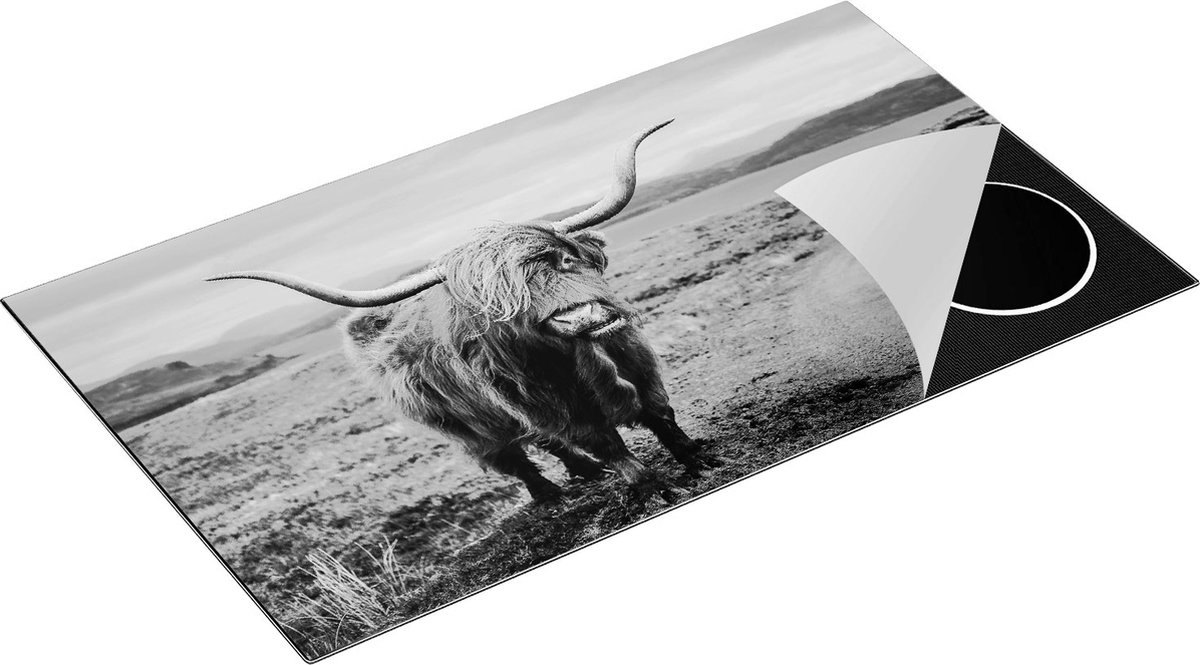 Chefcare Inductie Beschermer Schotse Hooglander Koe op de Weg - Zwart Wit - 91,2x52 cm - Afdekplaat Inductie - Kookplaat Beschermer - Inductie Mat