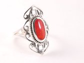 Opengewerkte zilveren ring met rode koraal steen - maat 19