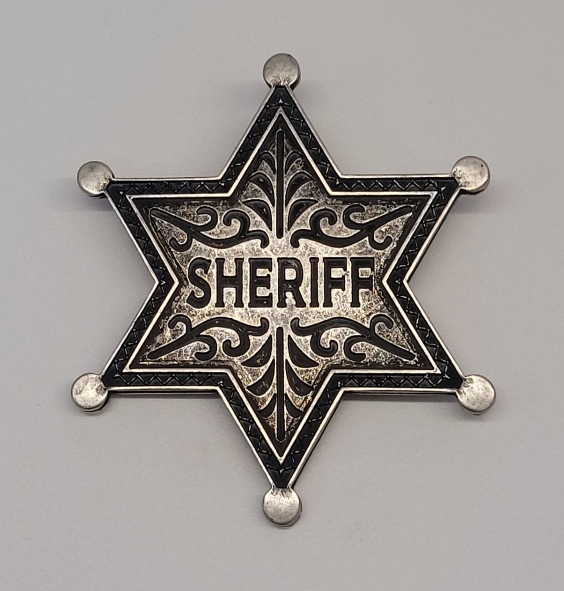 Running Bear - Sheriff Ster - Oud zilver kleur - 6 cm