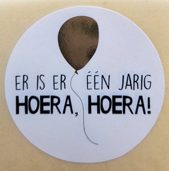 Wensetiket Er is er één jarig hoera, hoera! - Cadeausticker - Sluitsticker - Verjaardagssticker - rond - 40mm - 10 stuks