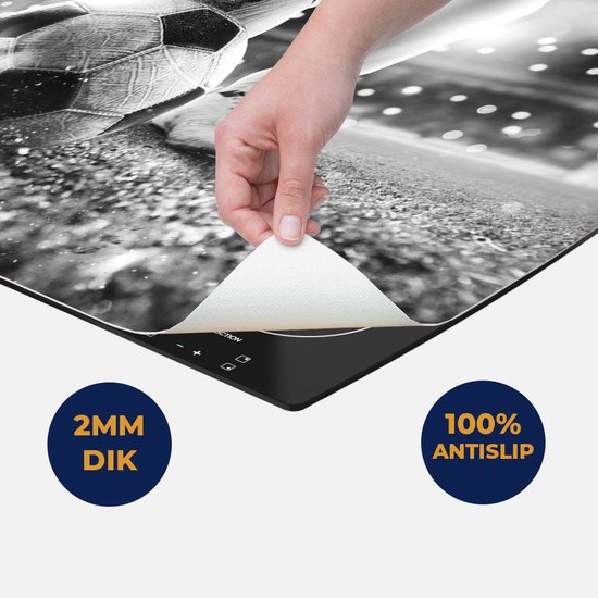 Chefcare Inductie Beschermer Voetbalspeler met de Bal in het Stadion - Zwart Wit - 85x50 cm - Afdekplaat Inductie - Kookplaat Beschermer - Inductie Mat