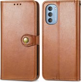 Mobigear Telefoonhoesje geschikt voor Motorola Moto G51 5G Hoesje | Mobigear Snap Button Bookcase Portemonnee | Pasjeshouder voor 3 Pasjes | Telefoonhoesje voor Pinpas / OV Kaart / Rijbewijs - Bruin