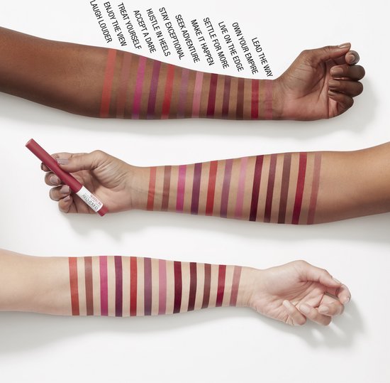 Armen met swatches van Maybelline Super Stay Ink Crayon lippenstiften, met namen en kleuren variërend van roze tot rood.