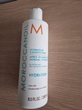 Fles Moroccanoil Hydrating Conditioner 250 ml, op een houten oppervlak.