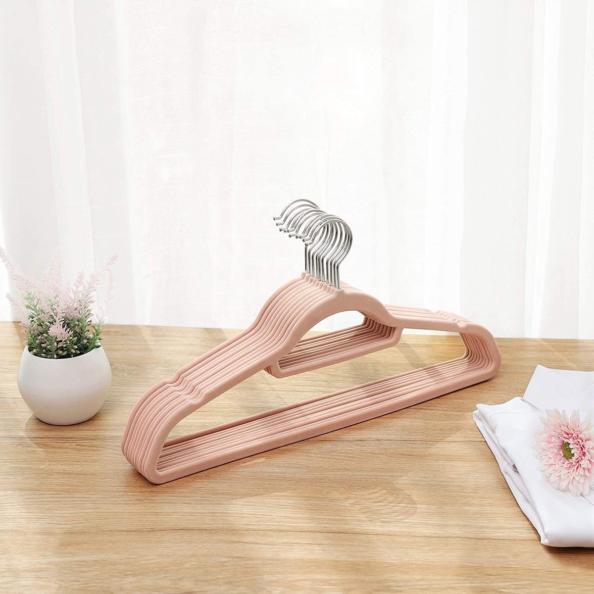 Kleerhanger, 50 stuks, anti-slip, kleerhanger, 0,6 cm dikte, kleerhanger, fluweel, ruimtebesparend, 360° draaibare haak, 45 cm, voor jassen, mantels, rokken, hemden, broeken, lichtroze HMRF50PK