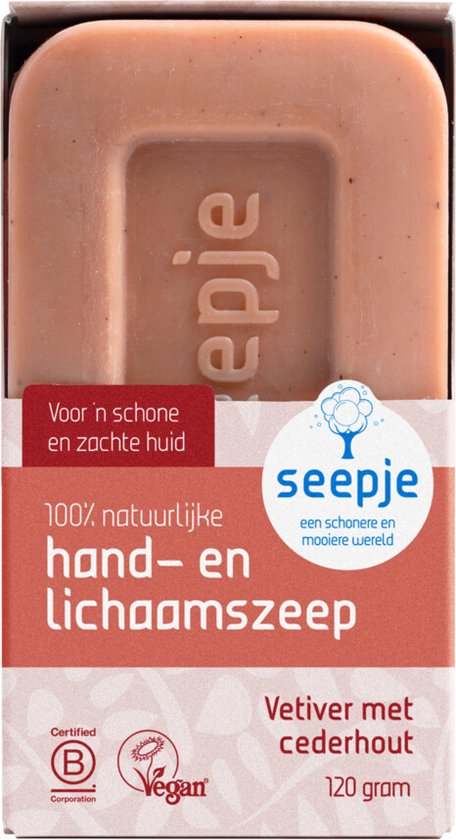 Een blok bruine hand- en lichaamszeep, met "seepje" ingedrukt. De verpakking is in rood-oranje tinten met tekst in het Nederlands en Frans.