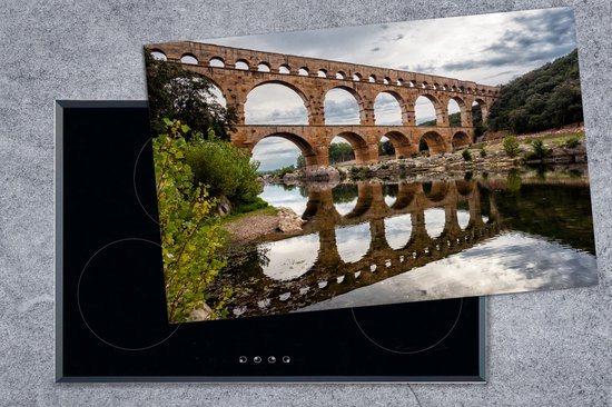 KitchenYeah® Inductie beschermer 81.6x52.7 cm - Weerspiegeling in het heldere water van de Pont du Gard in Zuid-Frankrijk - Kookplaataccessoires - Afdekplaat voor kookplaat - Inductiebeschermer - Inductiemat - Inductieplaat mat