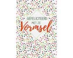 Gefeliciteerd mete je vormsel! Een kleurrijke kaart met allerlei stippen in verschillende kleuren. Leuk om zo te geven of om bij een cadeau te voegen. Een dubbele wenskaart inclusief envelop en in folie verpakt.