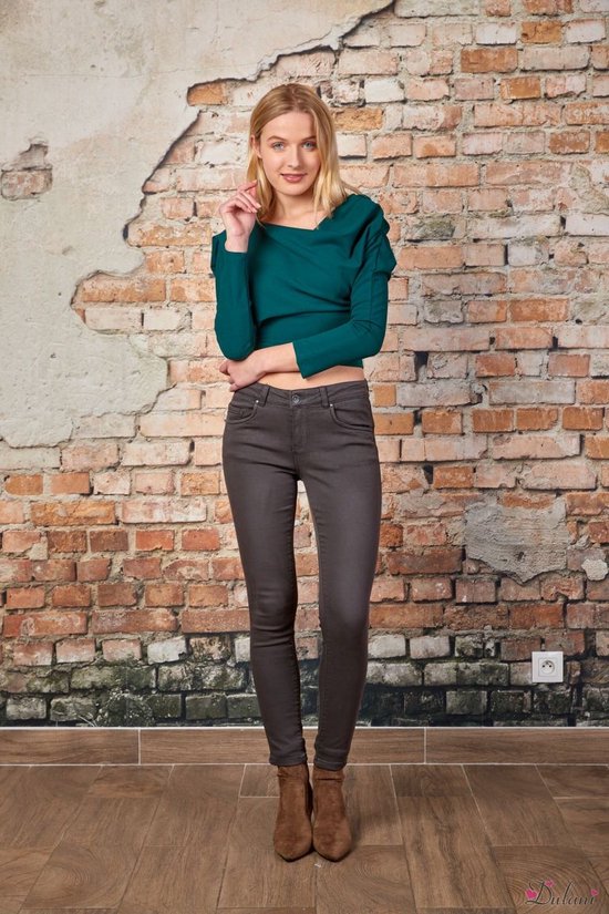 Modèle de face dans un pantalon push-up gris et un haut vert foncé à manches ballons.