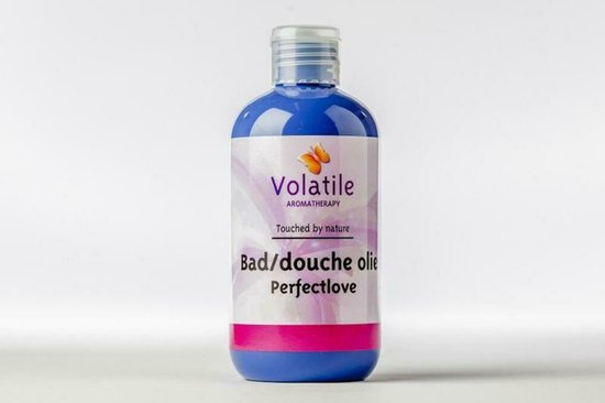 Blauwe fles met label 'Volatile Aromatherapy Bad/douche olie Perfectlove' en een vlinderlogo.