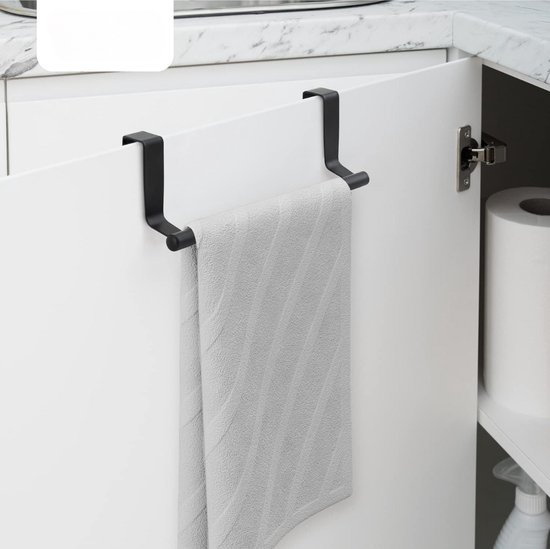 Porte-serviette noir avec un torchon gris rayé, suspendu à une porte d'armoire de cuisine blanche.