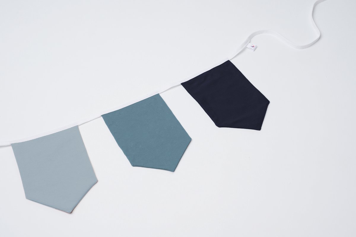 Vlaggenlijn van stof | True Blue - 2 meter / 6 vlaggetjes - Donker Blauwe, Licht blauwe, Turquoise wimpel vlaggetjes - Verjaardag slinger / Babykamer decoratie - Stoffen slingers handgemaakt & duurzaam