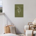 Groene poster met witte lijntekening van bloemen, hangend aan een witte muur op een balkon.