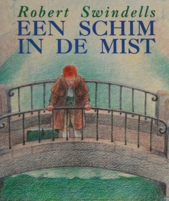 Een jongen met rood haar staat op een brug, leunend op de reling. Hij draagt een bruine jas en een groene tas.