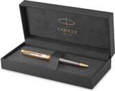 Parker Sonnet Parker Pioneers Collection balpen | grijze lak met gouden dop en details | medium punt | zwarte inkt | met Geschenkdoos