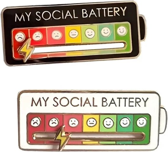 2 Stuks Social Battery Pin - Sociale Batterij broche wit en zwart - Mood Tracker - Grappige badge - Speldje voor rugzak of kleding - Cadeau onder de 15 euro - Kleine cadeautjes