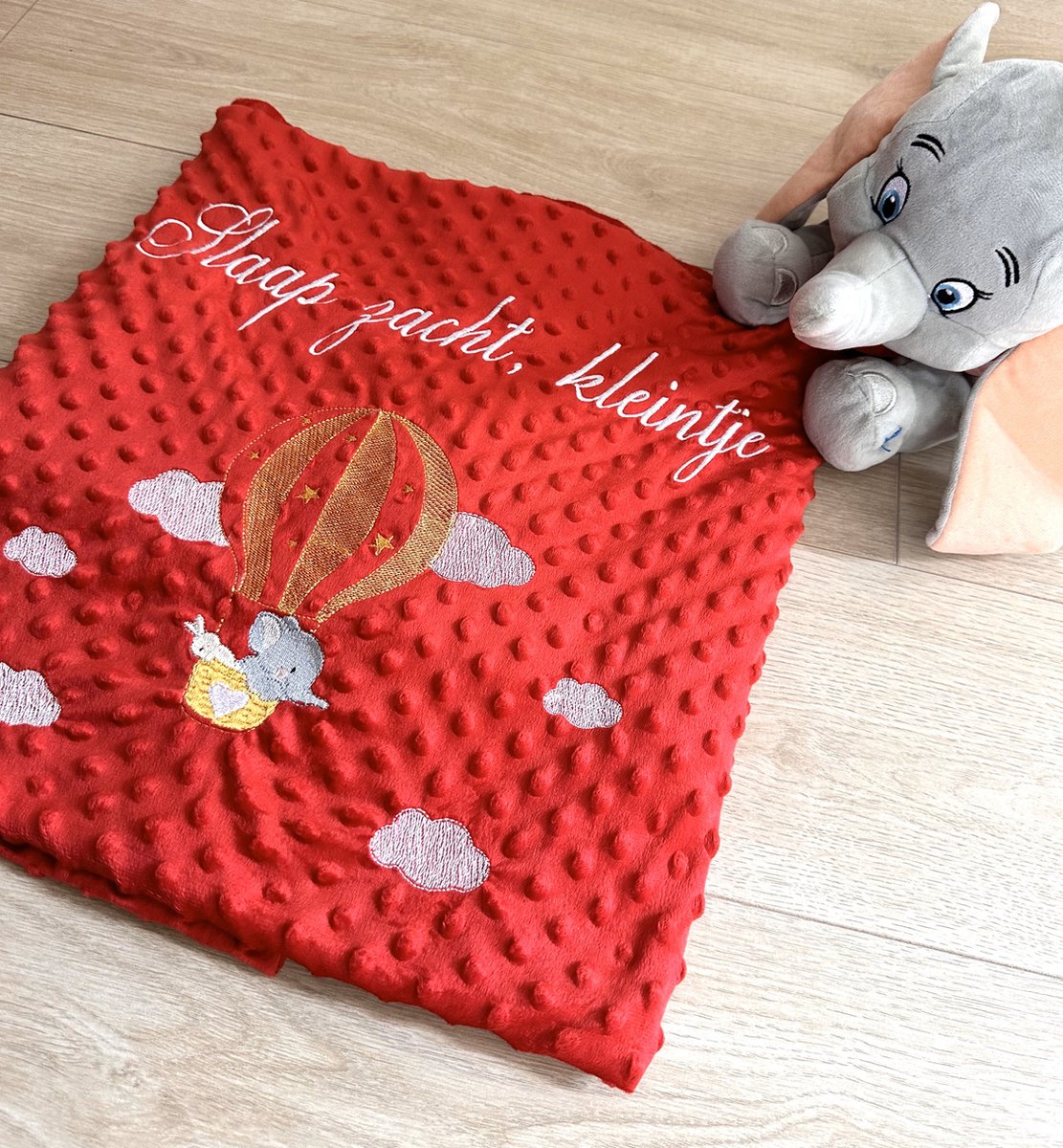 Rode babydeken met een olifant en een in het Nederlands geborduurde toewijding/Red baby blanket with an elephant and a dedication in Dutch embroidered 95 x120 cm