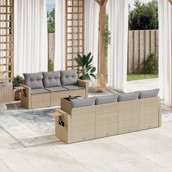Un salon modulaire beige avec coussins gris, disposé sur une terrasse avec des rideaux blancs et des plantes. L'ensemble comprend un long canapé et un élément d'angle.