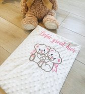 White-pink baby blanket with bears and a dedication embroidered