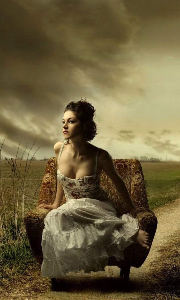 Fotobehang - Girl on Armchair 150x250cm - Vliesbehang