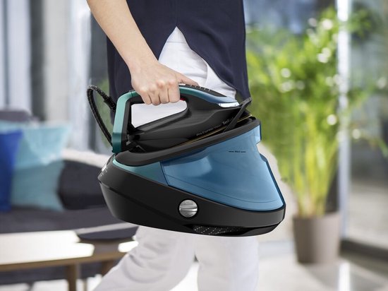 Vrouw draagt de Tefal Pro Express Vision stoomgenerator.