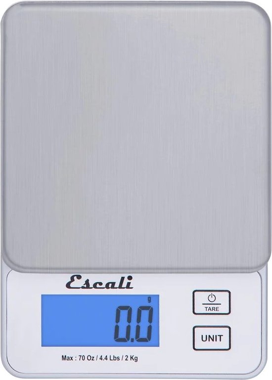 Zilverkleurige Escali keukenweegschaal met zilverkleurig platform en witte onderkant met blauw digitaal display.