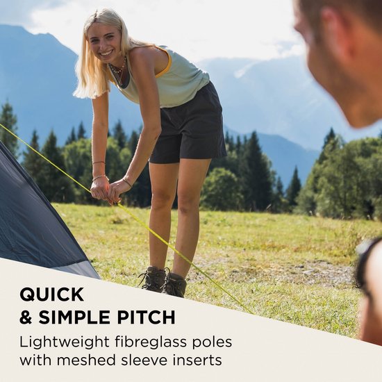 Vrouw zet een tent op met glasvezelstokken, met de tekst 'QUICK & SIMPLE PITCH'.