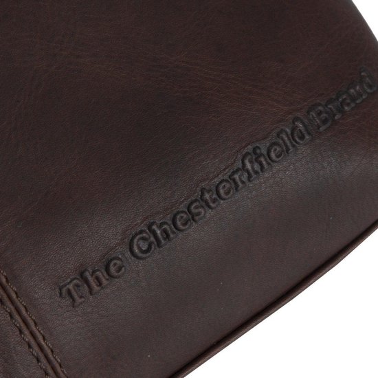 Gedetailleerde close-up van de bruine leren textuur met ingeperst Chesterfield Brand logo.