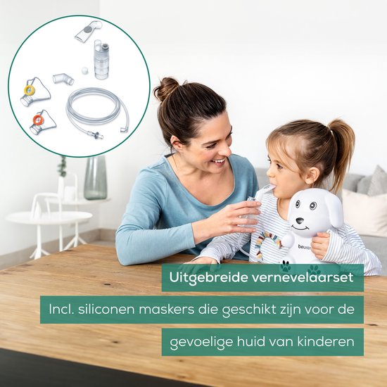 Moeder en kind, die lachend toekijken terwijl het kind een inhalator gebruikt. Bevat een set accessoires.