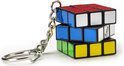 Rubik's Cube sleutelhanger met opgeloste rode, blauwe en witte vlakken.