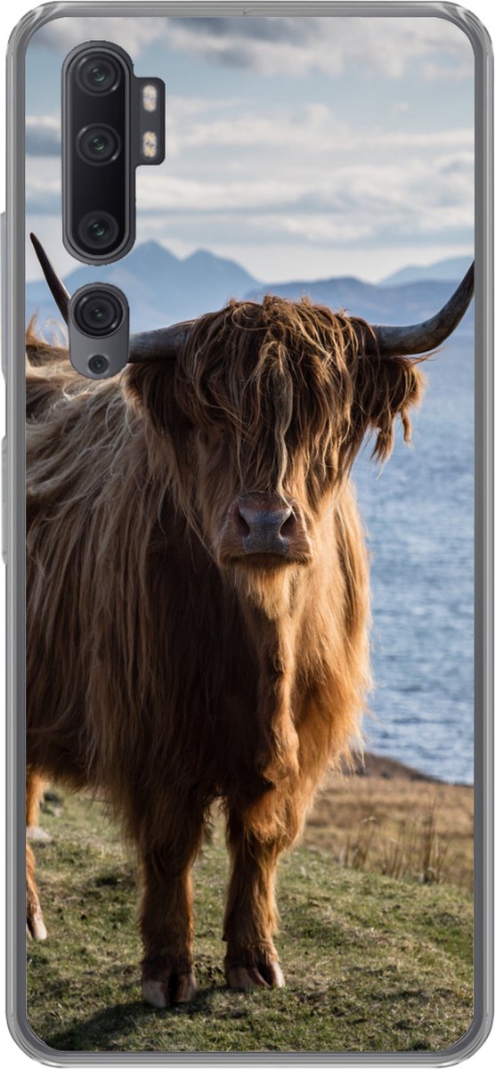 Telefoonhoesje Geschikt voor Xiaomi Mi Note 10 Pro hoesje - Schotse Hooglander - Bergen - Zee - Siliconen Telefoonhoesje Telefoonhoesje