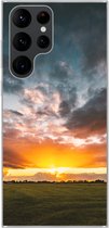 Geschikt voor Samsung Galaxy S22 Ultra hoesje - Zonsondergang boven een weiland in Nederland - Siliconen Telefoonhoesje