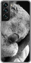 Geschikt voor Samsung Galaxy S22 hoesje - Slapende koala op zwarte achtergrond in zwart-wit - Siliconen Telefoonhoesje