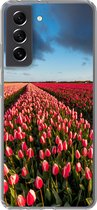 Geschikt voor Samsung Galaxy S21 FE hoesje - Kleurrijke tulpen in Nederlands landschap - Siliconen Telefoonhoesje