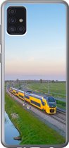 Geschikt voor Samsung Galaxy A52 5G hoesje - Een trein rijdt door een landschap - Siliconen Telefoonhoesje