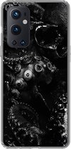 Geschikt voor OnePlus 9 Pro hoesje - Close-up octopus op zwarte achtergrond in zwart-wit - Siliconen Telefoonhoesje
