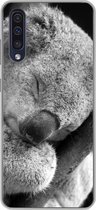 Geschikt voor Samsung Galaxy A50 hoesje - Slapende koala op zwarte achtergrond in zwart-wit - Siliconen Telefoonhoesje