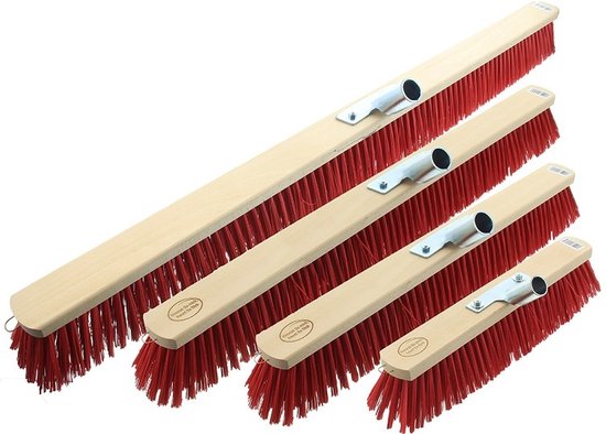 Vier houten bezemstelen van verschillende groottes met rode borstels en metalen bevestigingen.