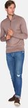 Man met casual opstaande kraag trui met halve rits in deep taupe, met jeans.