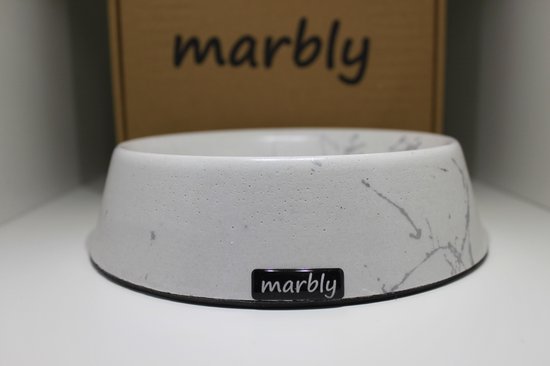 Lichtgrijze marmeren voerbak van Marbly met een zwart logo.