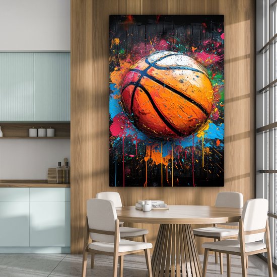 Peinture d'un ballon de basket éclaboussé de touches de peinture vive.