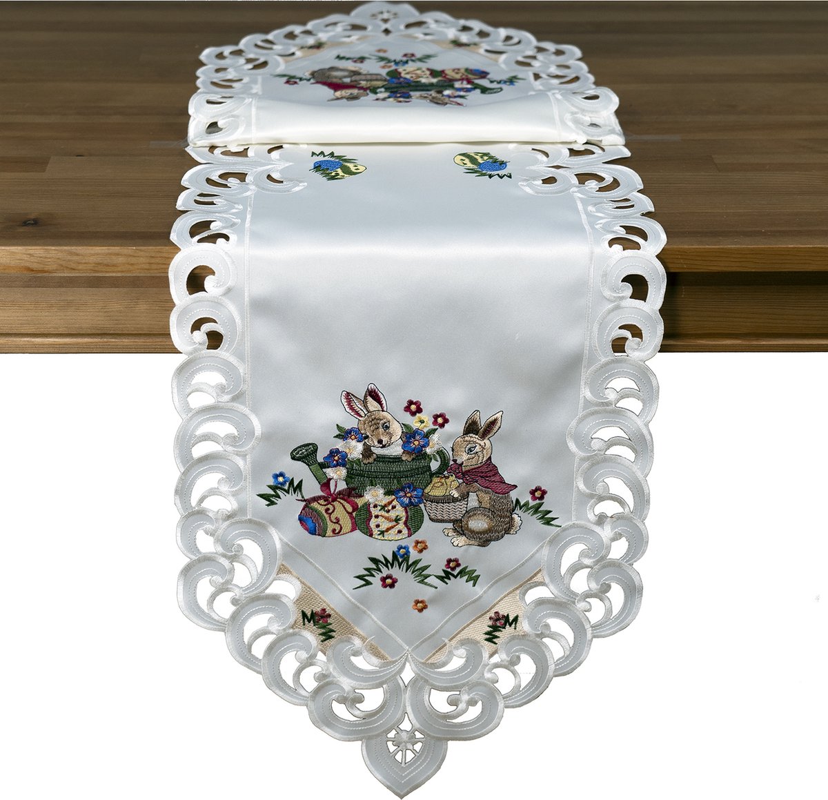 Tafelloper - Pasen - Satijnlook- Creme kleurig met konijnen, mand, gieter en eieren - 40 x 140 cm