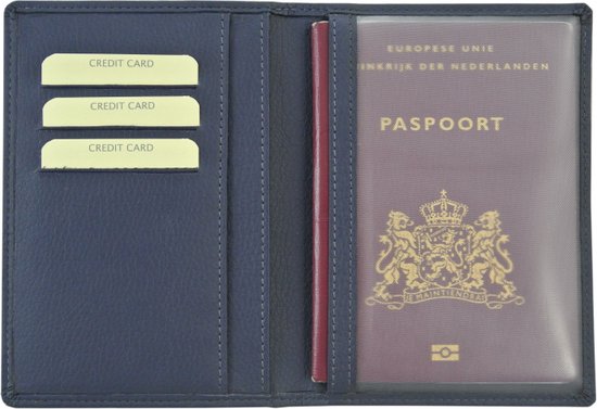 Black Saffiano Paspoorthouder. Paspoorthoesje met naam Reis in stijl - Sign of Sweden- Persoonlijke accessoires met gravering