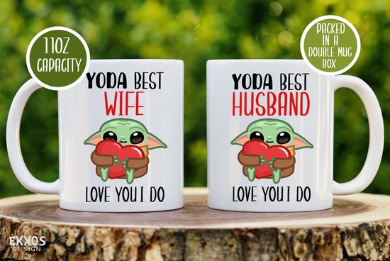 Twee witte mokken met de tekst "YODA BEST WIFE" en "YODA BEST HUSBAND", beide met Grogu die een hart vasthoudt.
